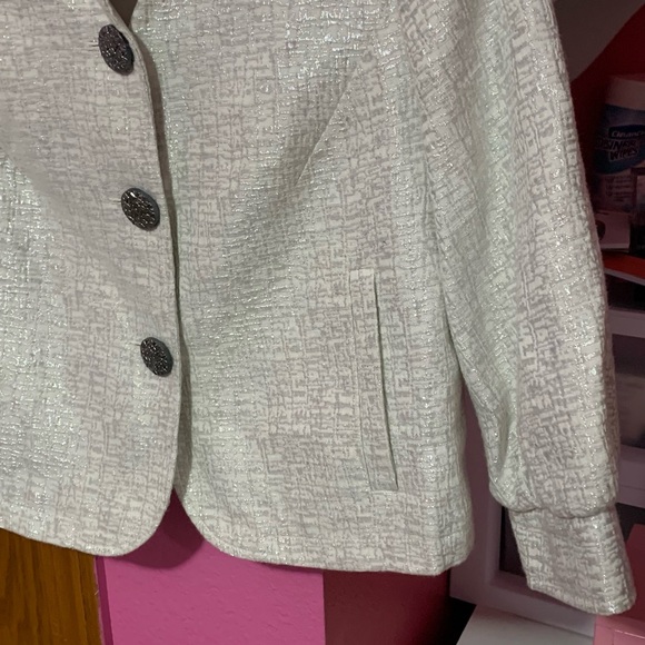 EUC. Missimo Cropped White Blazer with button & pockets. Slightly boxy & cropped - Picture 4 of 7